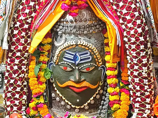 Read more about the article सोमवार भस्म आरती दर्शन:त्रिनेत्र त्रिपुण्ड चंद्र धारण कर बाबा महाकाल दिव्य श्रृंगार