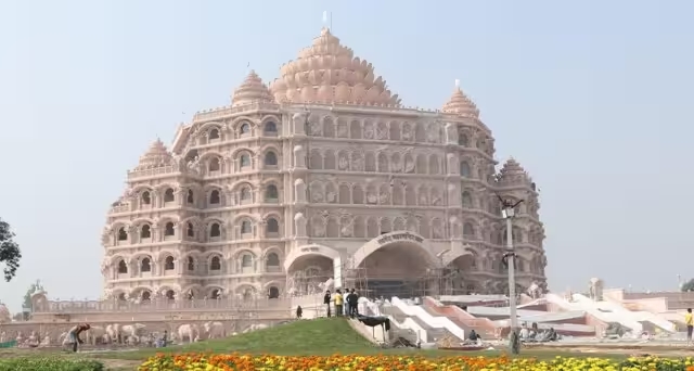 Read more about the article दुनिया का सबसे बड़ा मेडिटेशन सेंटर है स्वर्वेद मंदिर