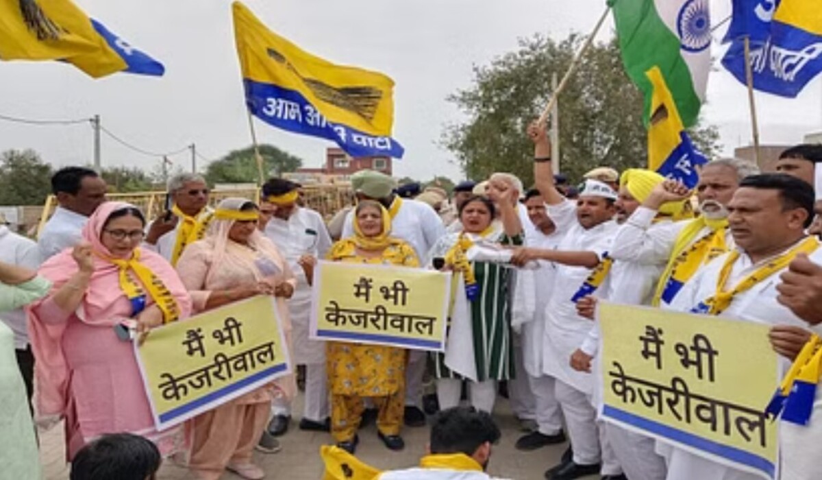 Read more about the article Haryana: AAP कार्यकर्ताओं ने हेलमेट पहनकर किया प्रदर्शन, कहा – Kejriwal को गिरफ्तार करना BJP की तानाशाही