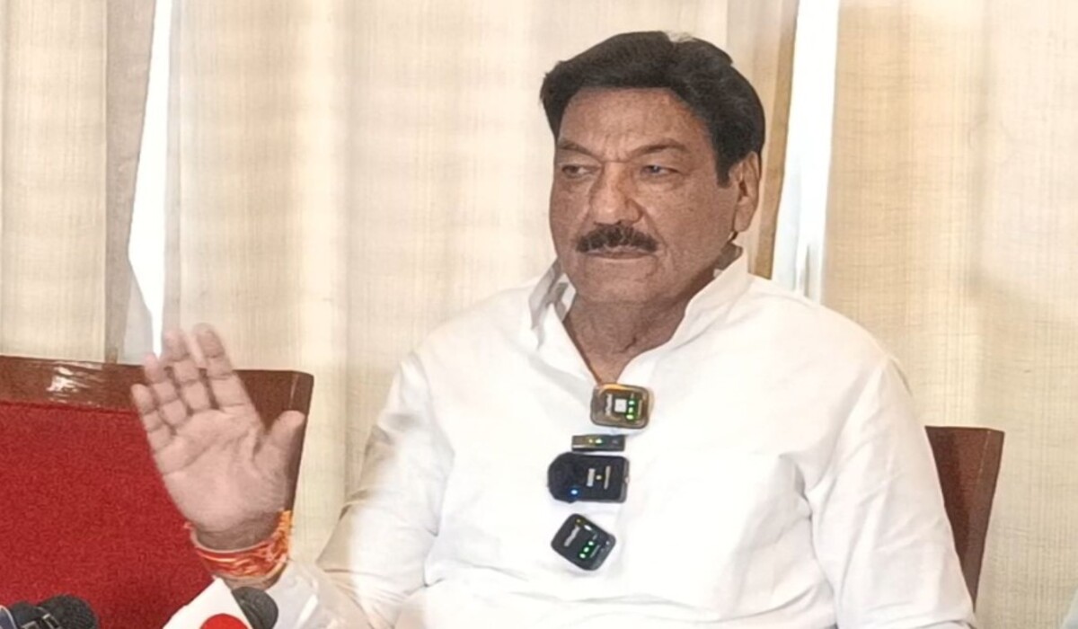 Read more about the article Hisar: किसानों का विरोध BJP उम्मीदवार Ranjit Singh के सामने, पूछा क्यों हमारा बिजली कनेक्शन स्थापित नहीं हुआ