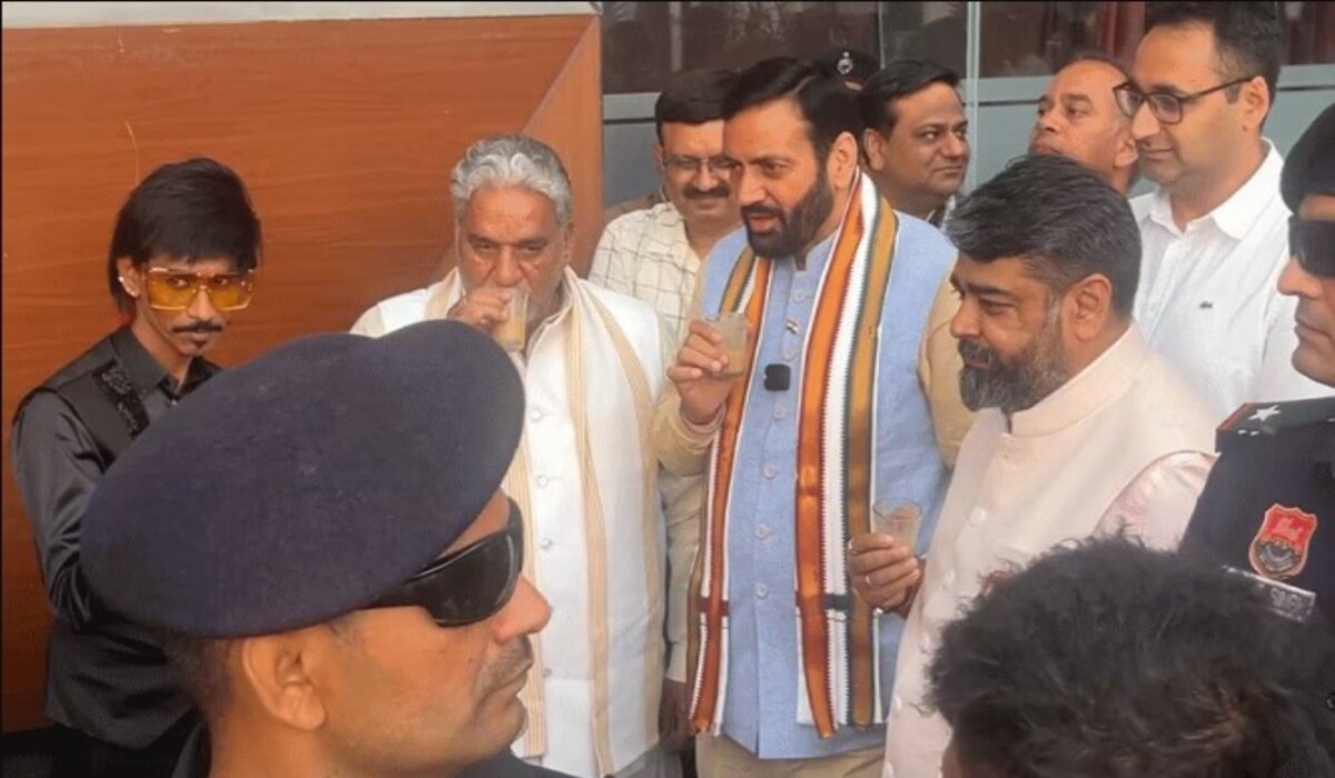 You are currently viewing Dolly Chaiwala: Haryana के मुख्यमंत्री Nayab Singh Saini बने Dolly Chaiwala वाले के चाय के प्रशंसक, आप भी देखें वायरल वीडियो