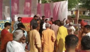 Narnaul: गांव सिहामा में मतदान के लिए जाने गए BJP उम्मीदवार को गांववालों ने दिखाए काले झंडे, यह मांग अटकी