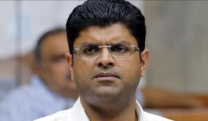 Hisar: किसानों ने Dushyant Chautala को काले झंडे दिखाए, गाड़ी के सामने खड़े होकर नारे लगाए
