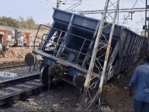 Read more about the article बगैर इंजन 250 मीटर दौड़ी मालगाड़ी, पटरी से उतरे पांच डिब्बे