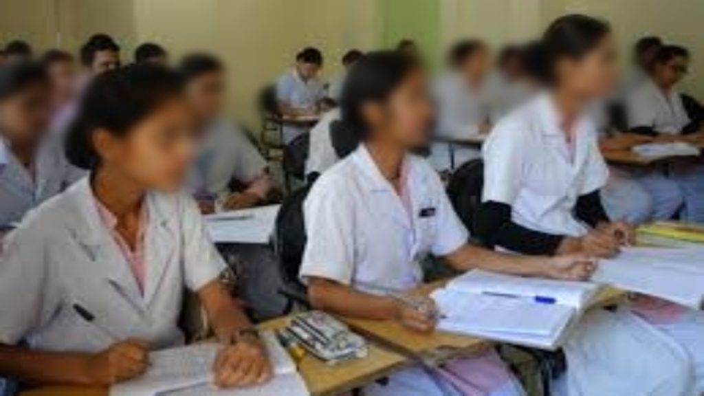 You are currently viewing कोर्ट के आदेश के बाद कल से होंगे नर्सिंग के पेपर, 30 हजार से ज्यादा परीक्षार्थी होंगे शामिल