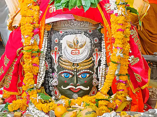 You are currently viewing भगवान महाकाल को रजत का त्रिपुण्ड त्रिनेत्र और बिलपत्र अर्पित