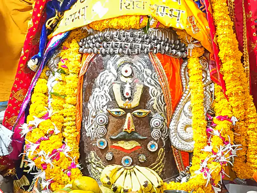 Read more about the article भगवान महाकाल को वैष्णव तिलक लगाकर फूलों से राजा स्वरूप में श्रृंगार
