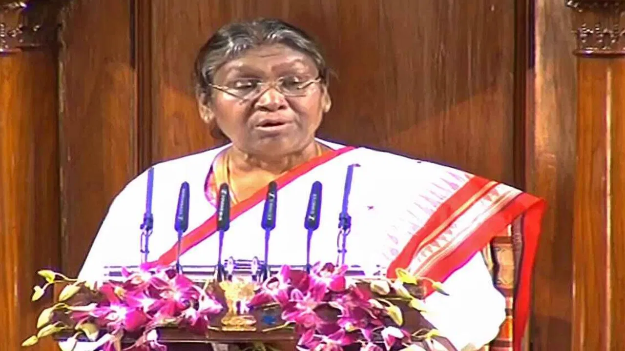 You are currently viewing राष्ट्रपति के अभिभाषण में इमरजेंसी का जिक्र, विपक्ष ने किया हंगामा