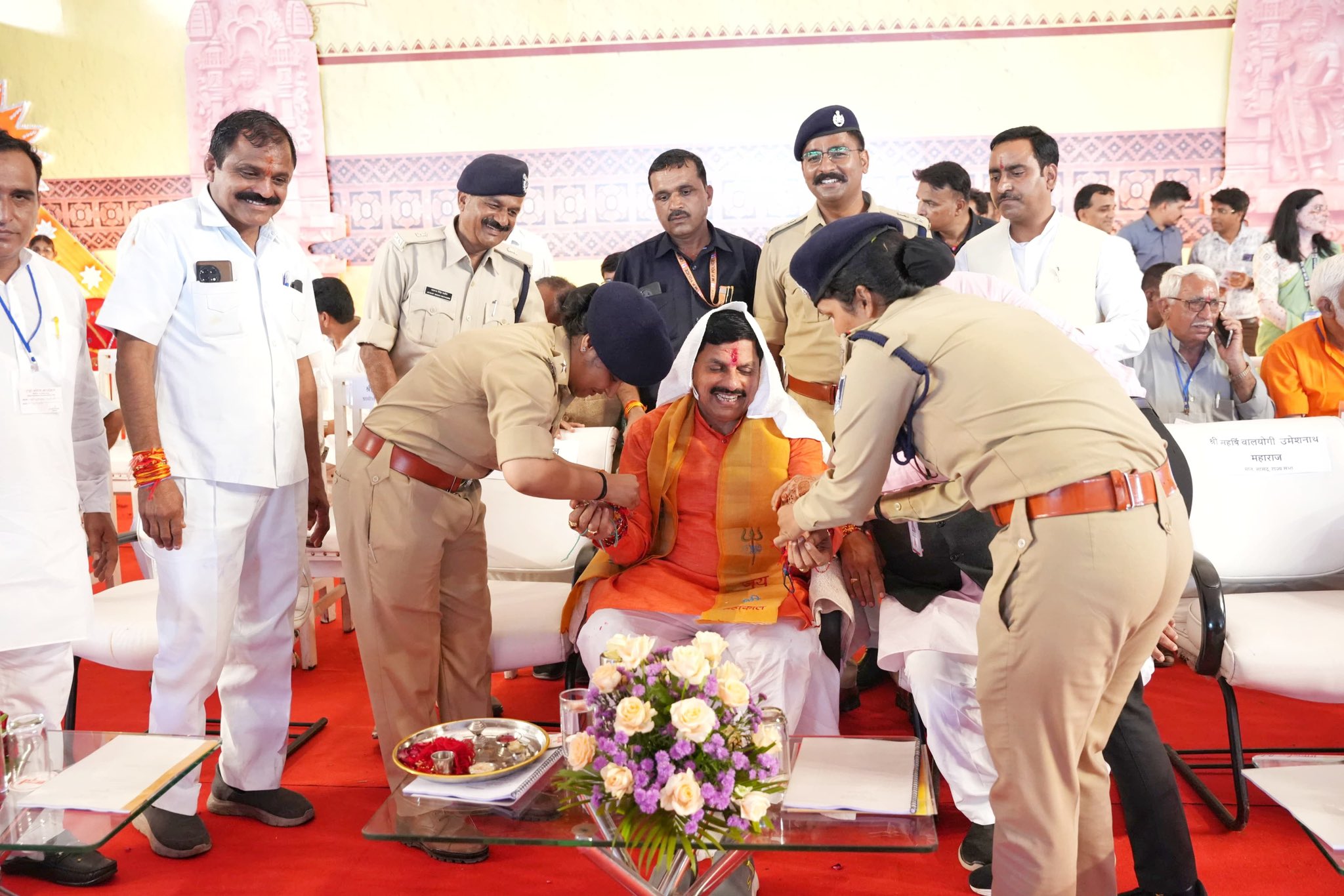 You are currently viewing आपने गृहनगर में मुख्यमंत्री डॉ. मोहन यादव ने बहनों से बंधवाई राखी, नारायणा में श्री कृष्ण सुदामा धाम पहुंचकर करेंगे दर्शन…