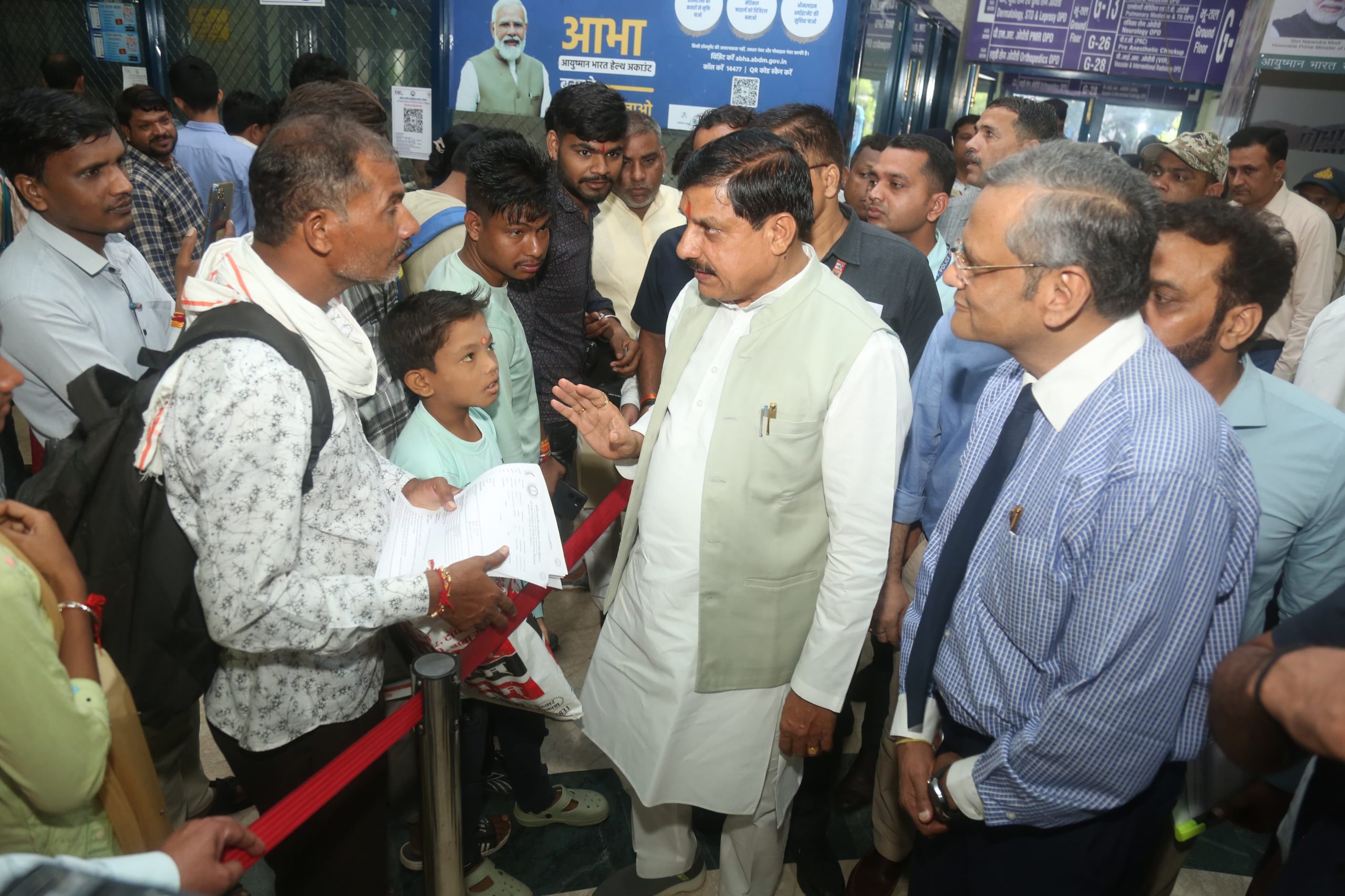 You are currently viewing राज्यपाल मंगु भाई पटेल से मिलने एम्स पहुंचे CM यादव, एम्स भोपाल की व्यवस्थाएं देखीं; बोले – “एम्स पर लोगों का विश्वास है”