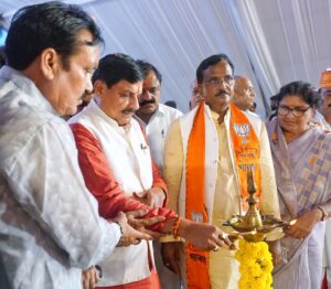 Read more about the article Ujjain: दशहरा मिलन उत्सव कार्यक्रम में शामिल हुए मुख्यमंत्री डॉ.यादव, 658 करोड़ की 16 सड़क परियोजनाओं का किया भूमि-पूजन ; बोले – सिंहस्थ के माध्यम से भारत दुनिया का करेगा नेतृत्व