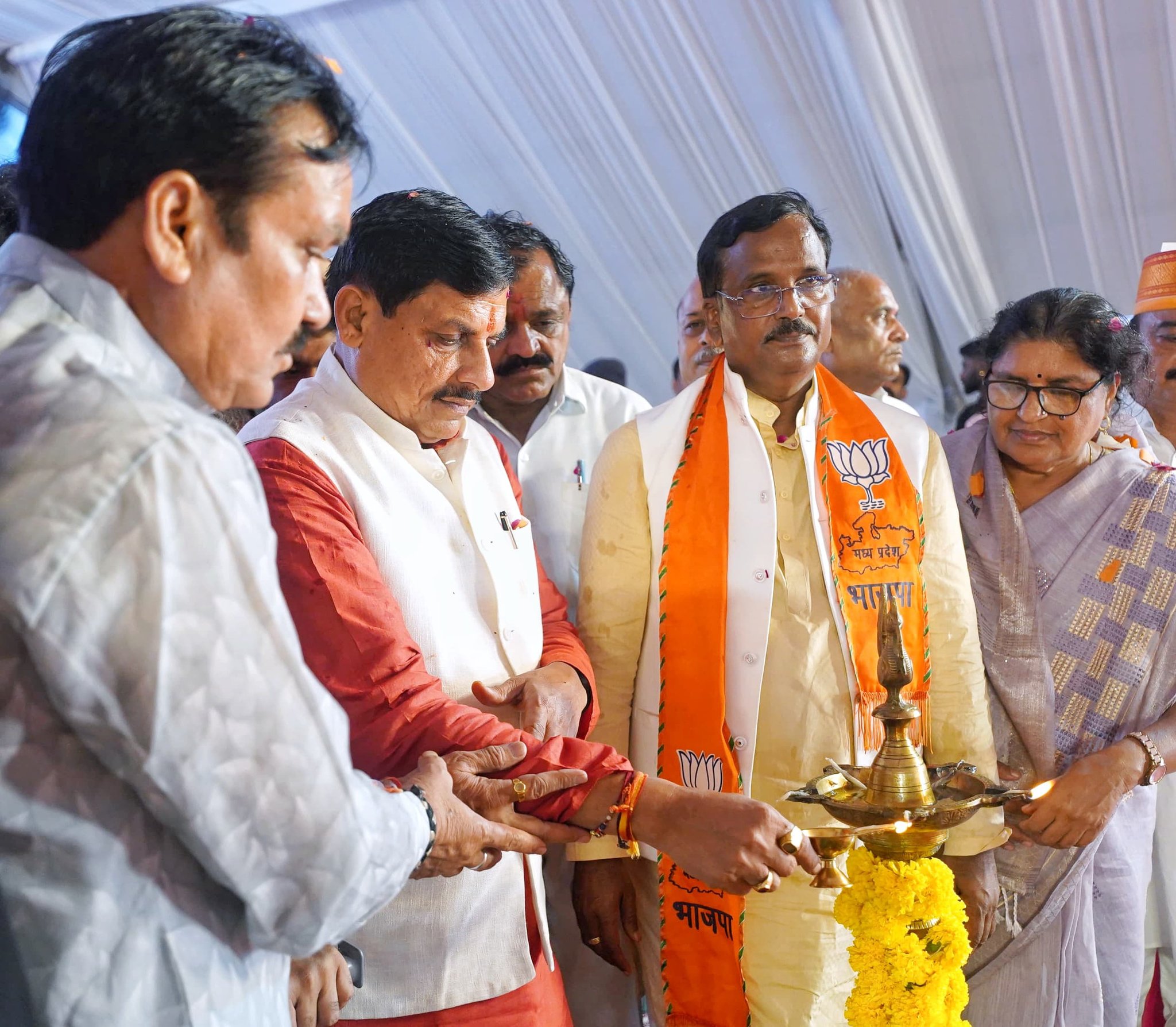 You are currently viewing Ujjain: दशहरा मिलन उत्सव कार्यक्रम में शामिल हुए मुख्यमंत्री डॉ.यादव, 658 करोड़ की 16 सड़क परियोजनाओं का किया भूमि-पूजन ; बोले – सिंहस्थ के माध्यम से भारत दुनिया का करेगा नेतृत्व