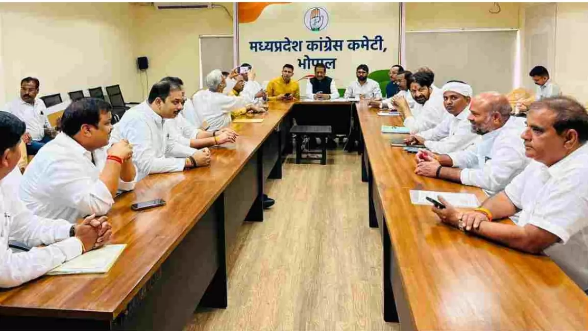 You are currently viewing कांग्रेस पार्टी को लगा फिर एक झटके! PCC की दूसरी लिस्ट जारी होने के डेढ़ घंटे बाद प्रदेश सचिव ने दिया इस्तीफा, बोले – मेरी जगह किसी अनुभवी या युवा साथी को नियुक्त करें