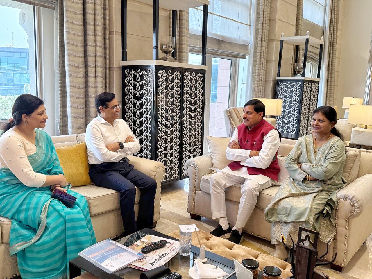 You are currently viewing चंबल के बेटे IPS मनोज शर्मा से CM मोहन यादव ने मुंबई में मुलाकात की, बोले – मुरैना ही नहीं, बल्कि पूरे मध्य प्रदेश का नाम रोशन किया