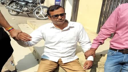 You are currently viewing रिश्वतखोरी पर उज्जैन लोकायुक्त की बड़ी कार्रवाई, पटवारी 10 हजार की रिश्वत लेते रंगे हाथ गिरफ्तार