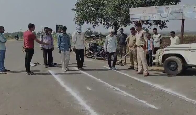 You are currently viewing MP पुलिस की ‘लक्ष्मण रेखा’! सीधे नहीं चल पाए तो बढ़ जाएगी मुसीबत … रतलाम में नशेड़ियों को सबक सिखाने के लिए पुलिस ने खींची ‘लक्ष्मण रेखा’, पकड़े जाने पर की कार्रवाई