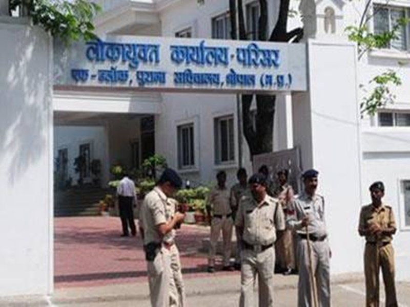 You are currently viewing लोकायुक्त संगठन में बड़ा फेरबदल: सौरभ शर्मा की छापेमारी के बीच लोकायुक्त में हुई 6 इंस्पेक्टर्स की नियुक्ति, 3 दिन पहले ही 4 DSP समेत 34 पुलिसकर्मी हटाए गए थे