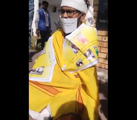 You are currently viewing फिर धरने पर बैठे सैलाना के BAP विधायक कमलेश्वर डोडियार! झोपड़ी वाले विधायक का विधानसभा में हंगामा, किया मौन धरना; सदन में बोलने न दिए जाने का लगाया आरोप