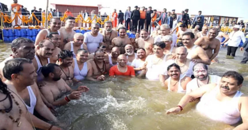 You are currently viewing योगी आदित्यनाथ का महाकुंभ दौरा: कैबिनेट बैठक में लिए बड़े फैसले, 54 मंत्रियों के साथ लगाई संगम में डुबकी; सामने आया VIDEO