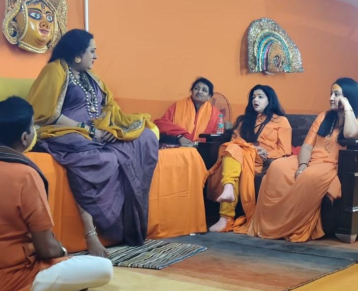 Read more about the article ड्रोन शो से लेकर सुरक्षा व्यवस्था तक: ममता कुलकर्णी और बॉलीवुड सितारों का महाकुंभ में आगमन, बाहरी गाड़ियों की एंट्री पर रोक; शाम को पहली बार होगा ड्रोन शो