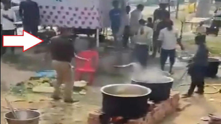 Read more about the article महाकुंभ में आस्था का अपमान? पुलिस की हरकत से मचा बवाल, भंडारे के प्रसाद में पुलिस अधिकारी ने डाली राख – वीडियो वायरल!