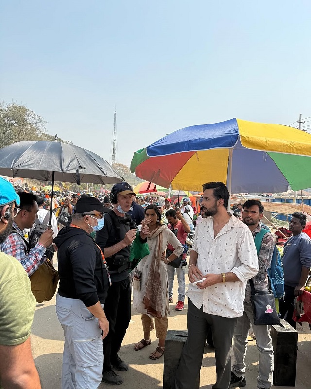 प्रयागराज में शूटिंग करते दिखे अभिषेक बनर्जी, लाखों की भीड़ के बीच वायरल हुई तस्वीरें; राजकुमार राव की फिल्म ‘टोस्टर’ में भी करेंगे कैमियो