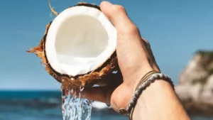 Read more about the article क्या है नारियल पानी पीने का सही समय? जानें कब और कैसे करें इसका सेवन
