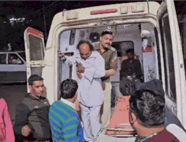 You are currently viewing रीवा में भीषण सड़क हादसा: कुंभ से लौट रही कार खड़े ट्रेलर से टकराई, तीन की मौत, सात घायल; ड्राइवर की आंख लगने से हुआ हादसा!