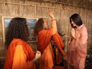 Read more about the article Mahakumbh 2025: संगम पर उमड़ी आस्था की लहरें, श्रद्धालुओं ने तोड़े रिकॉर्ड; बॉलीवुड सितारे अक्षय-कैटरीना भी संगम पहुंचे, अब तक 62.80 करोड़ श्रद्धालु लगा चुके डुबकी