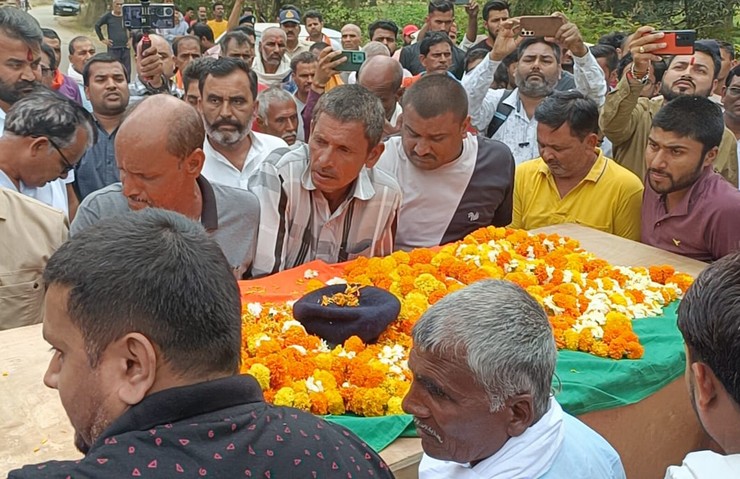 Read more about the article मऊगंज हिंसा: एएसआई रामचरण गौतम को शहीद का दर्जा, सीएम का ऐलान; कहा – परिवार को मिलेगी 1 करोड़ की आर्थिक मदद और सरकारी नौकरी