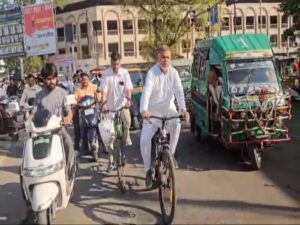 Read more about the article साइकिल पर निकले ऊर्जा मंत्री प्रद्युम्न सिंह तोमर, सब्जी खरीदी, मोलभाव किया और जनता से जुड़े – अनोखे अंदाज में दिया बड़ा संदेश