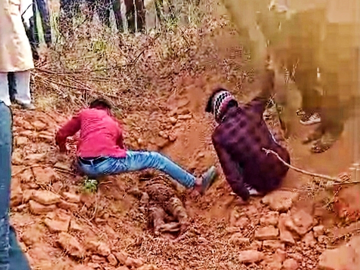 Read more about the article दतिया में दोस्ती की आड़ में विश्वासघात: पार्टी के बहाने बुलाकर कर दी युवक की हत्या, खंडहर में दफनाया शव; हत्या के बाद फरार आरोपी परिवार, पुलिस कर रही तलाश