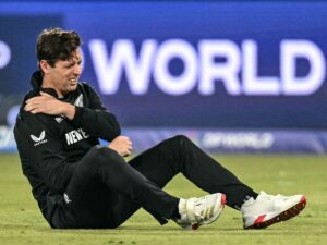 Read more about the article चैंपियंस ट्रॉफी 2025 फाइनल से पहले न्यूजीलैंड को बड़ा झटका, सेमीफाइनल में चोटिल हुए मैट हेनरी हो सकते है फाइनल से बाहर; साउथ अफ्रीका के खिलाफ फील्डिंग करते समय लगी थी कंधे पर चोट