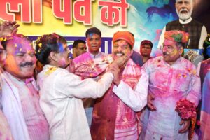 Read more about the article मध्यप्रदेश में होली का उल्लास चरम पर, सीएम डॉ. मोहन यादव ने गाया ‘होली रे रसिया’: सीएम हाउस में हुई रंगों की बौछार,  बच्चों ने दी ब्रज होली की प्रस्तुति