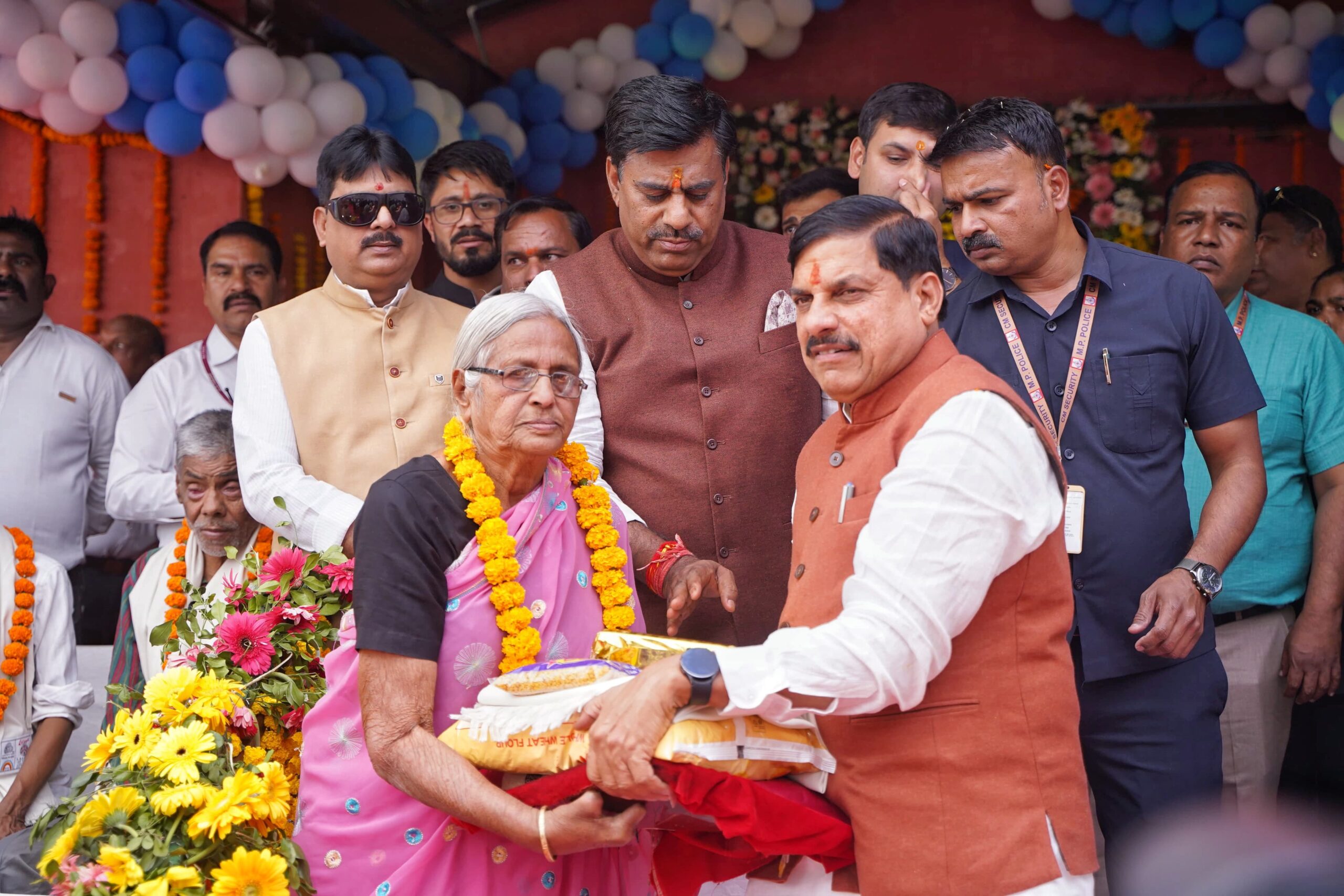 Read more about the article मुख्यमंत्री डॉ. मोहन यादव ने कुष्ठ रोगियों के बीच मनाया जन्मदिन, अपने हाथों से परोसा भोजन; गौ माता का आशीर्वाद लेकर प्रदेश की सुख-समृद्धि की कामना