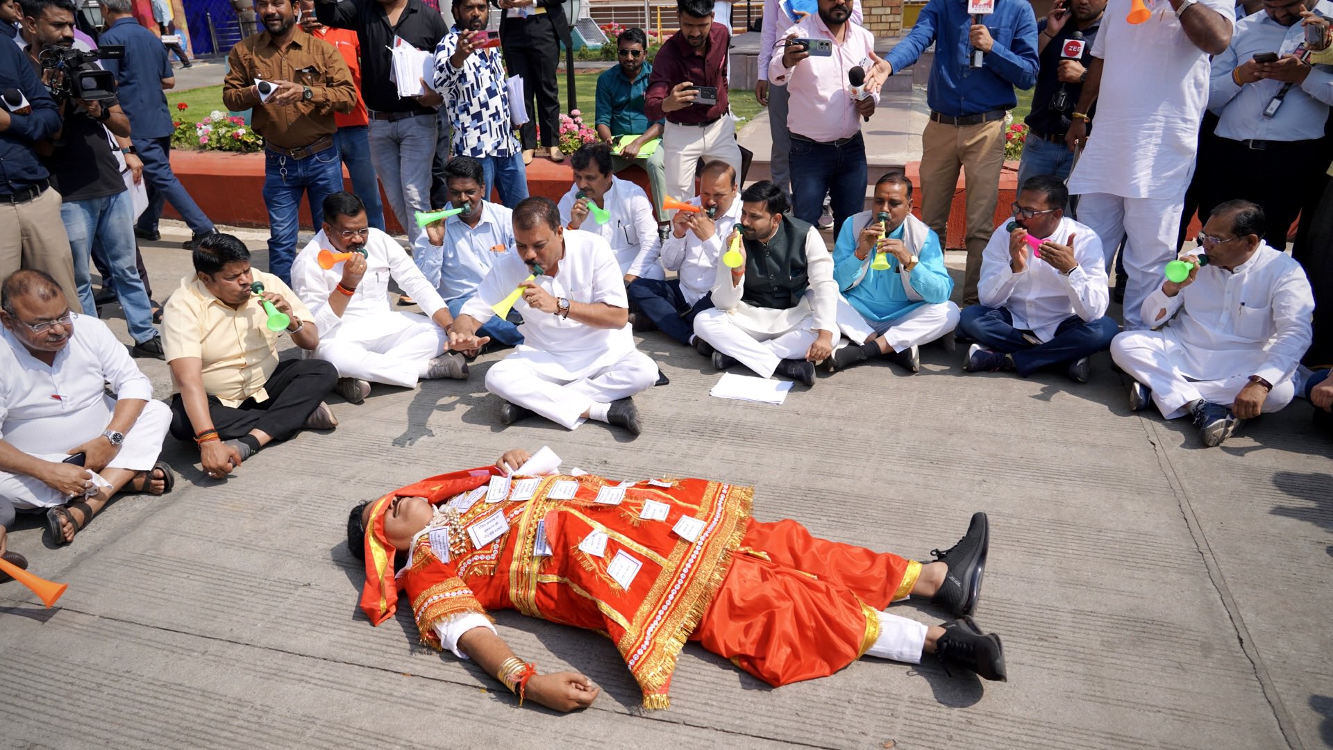 Read more about the article MP Assembly 7th Day: ‘कुंभकरण’ बने कांग्रेस विधायक दिनेश जैन बोस, सड़क पर लेटकर किया विरोध; मंत्री विश्वास सारंग बोले – “फोटो खिंचवाने के लिए कर रहे नाटक”