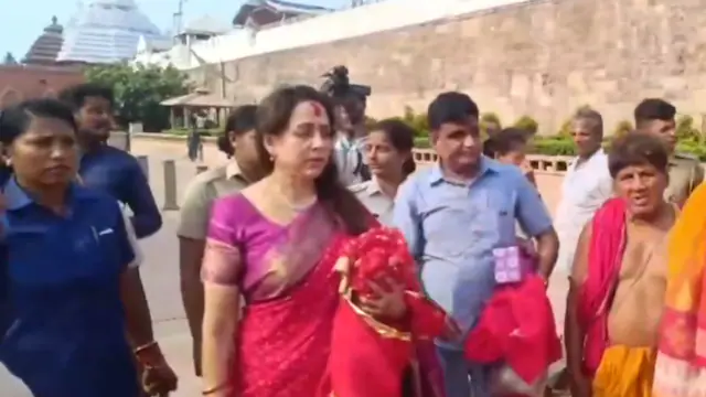 Read more about the article पुरी मंदिर दर्शन के बाद विवादों में हेमा मालिनी, श्री जगन्नाथ सेना ने दर्ज करवाई शिकायत; अवैध प्रवेश का लगाया आरोप