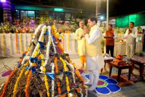 Read more about the article मुख्यमंत्री डॉ. मोहन यादव ने कर्मचारियों संग मनाया त्योहार: मुख्यमंत्री निवास में किया होलिका दहन, प्रदेशवासियों को दी बधाई