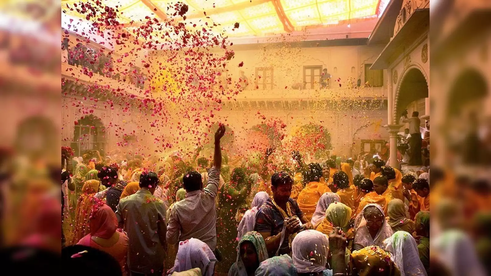 Read more about the article बरसाना में लड्डूमार होली का उल्लास: सीएम योगी पहुंचे बरसाना, लाडलीजी मंदिर में की पूजा-अर्चना; भक्तों पर रसाए गुलाब के फूल, 8 मार्च को खेली जाएगी  ऐतिहासिक लट्ठमार होली