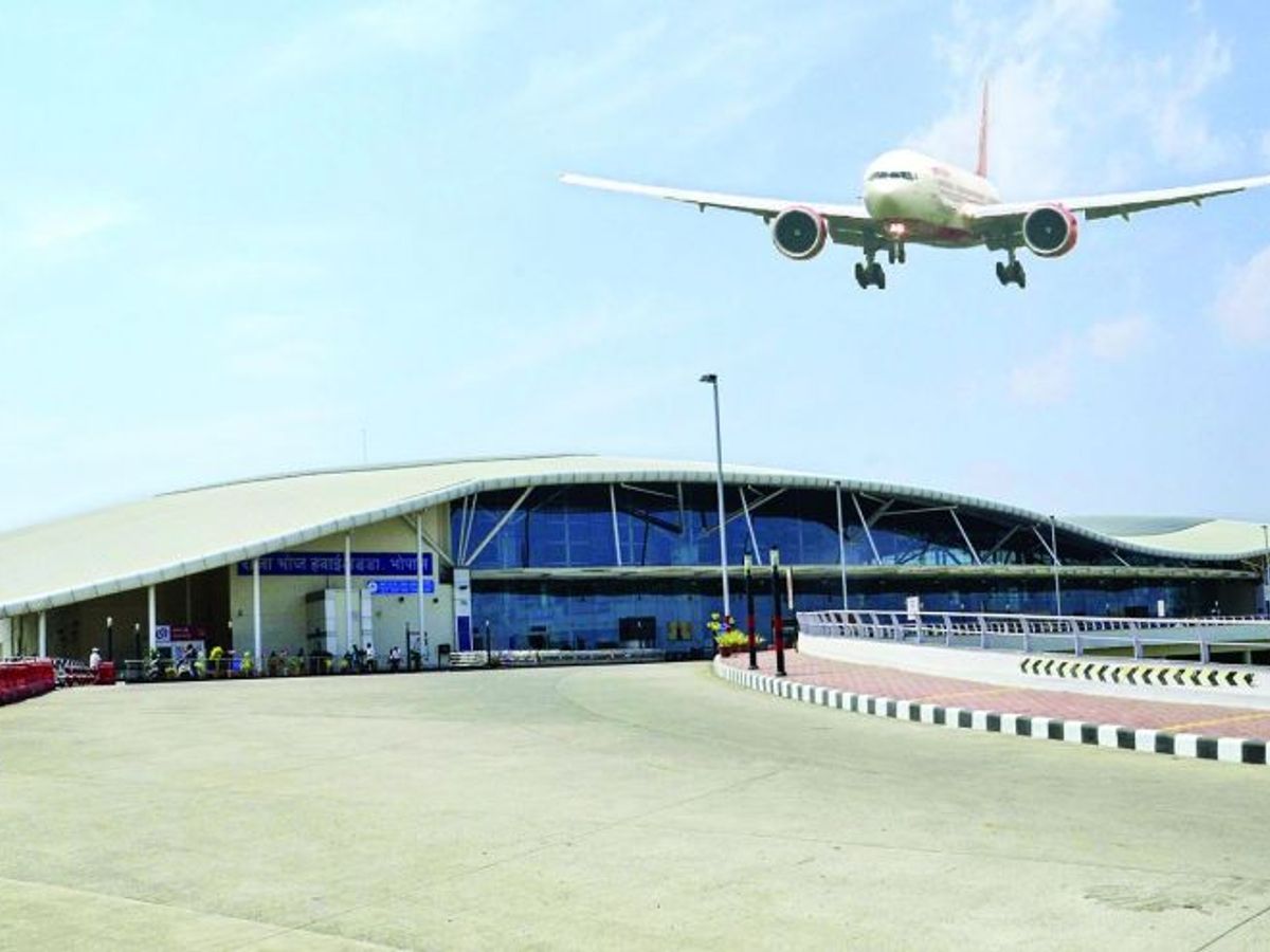 Read more about the article भोपाल से अब लंबी दूरी की अंतरराष्ट्रीय उड़ानें संभव: पहली बार बोइंग 777-300ER की हुई सफल लैंडिंग,17 घंटे बिना रुके उड़ान भरने की रखता है क्षमता; DGCA की अनुमति के बाद B-777 जैसी बड़ी उड़ानों का संचालन संभव