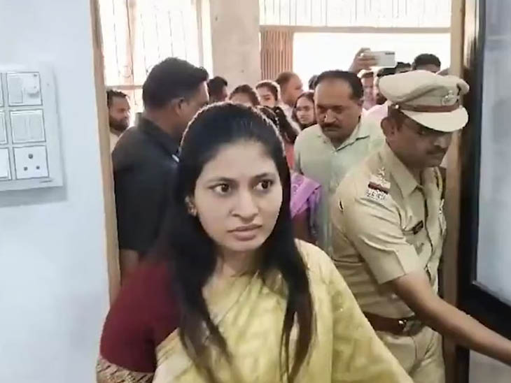 Read more about the article सरेआम गुंडागर्दी! जलगांव में केंद्रीय मंत्री की बेटी से छेड़छाड़: पीछा कर बनाया वीडियो, गार्ड से भी की बदसलूकी;  6 आरोपियों में से एक गिरफ्तार बाकी फरार