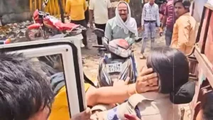 Read more about the article शाजापुर मंदिर परिसर में अतिक्रमण हटाने के दौरान युवती ने महिला पुलिसकर्मी को जड़ा थप्पड़, सोशल मीडिया पर वीडियो वायरल