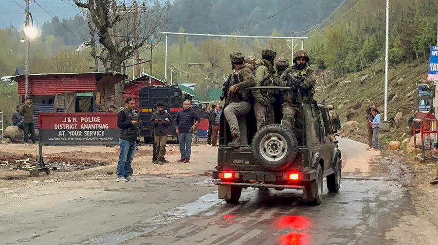 Read more about the article सेना की वर्दी, हाथ में M4… पहलगाम में नाम पूछकर चली गोलियां: आतंकी हमले में 27 की मौत, TRF ने ली जिम्मेदारी; शाह बैसरन घाटी पहुंचे, मोदी लौटे भारत – बुलाई हाई लेवल मीटिंग!