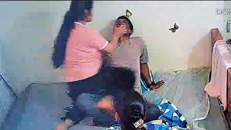 Read more about the article पति पर बेरहमी की हद पार! सतना में पत्नी ने कमरे में बंद कर की जबरदस्त पिटाई, वीडियो वायरल