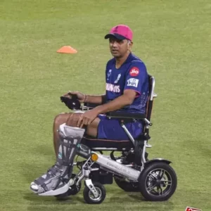 Read more about the article IPL 2025 Double Dhamaka, चेन्नई vs दिल्ली और पंजाब vs राजस्थान की टक्कर आज: व्हीलचेयर पर दिखे कोच द्रविड़, फिर भी नहीं टूटा जज़्बा—राजस्थान को मैदान में तैयार कर रहे हैं ‘द वॉल’