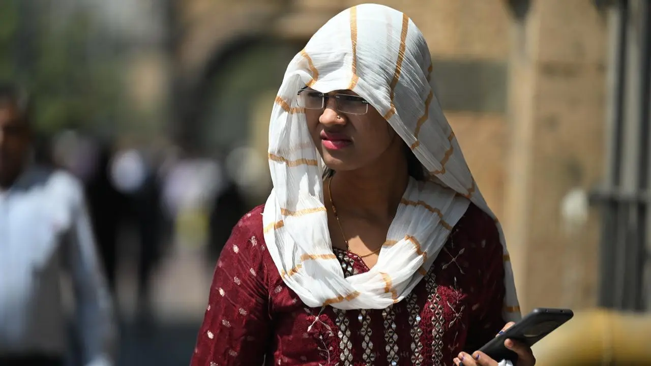 You are currently viewing गर्मियों में स्किन टैनिंग से बचें: सूरज की तेज़ किरणों से बचने के लिए 5 आसान और प्रभावी उपाय!