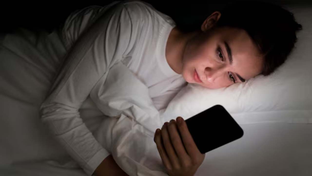 Read more about the article सोने से पहले मोबाइल चलाने की आदत बन सकती है आपकी सेहत के लिए ‘साइलेंट किलर’ – जानिए कैसे बिगड़ रही है आपकी नींद, आंखें और मानसिक संतुलन