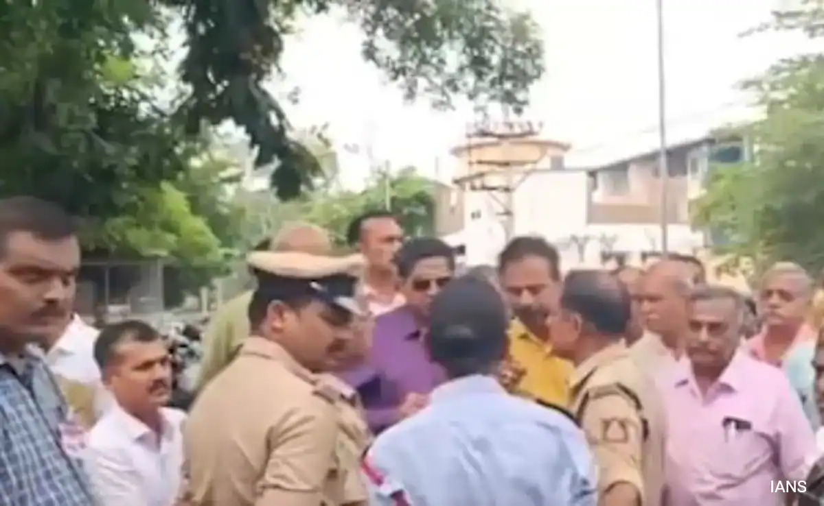 Read more about the article CET परीक्षा में छात्रों से उतरवाया गया जनेऊ, दो केंद्रों पर हुआ धर्म और शिक्षा का टकराव; बीदर में कॉलेज के प्रिंसिपल और स्टाफ मेंबर तत्काल प्रभाव से सस्पेंड