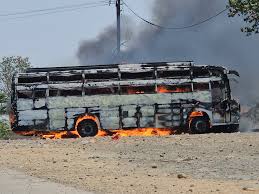 Read more about the article शाजापुर में बस में लगी भीषण आग: 50 यात्री बाल-बाल बचे, 1 झुलसा; वायरिंग फाल्ट से हुआ हादसा!