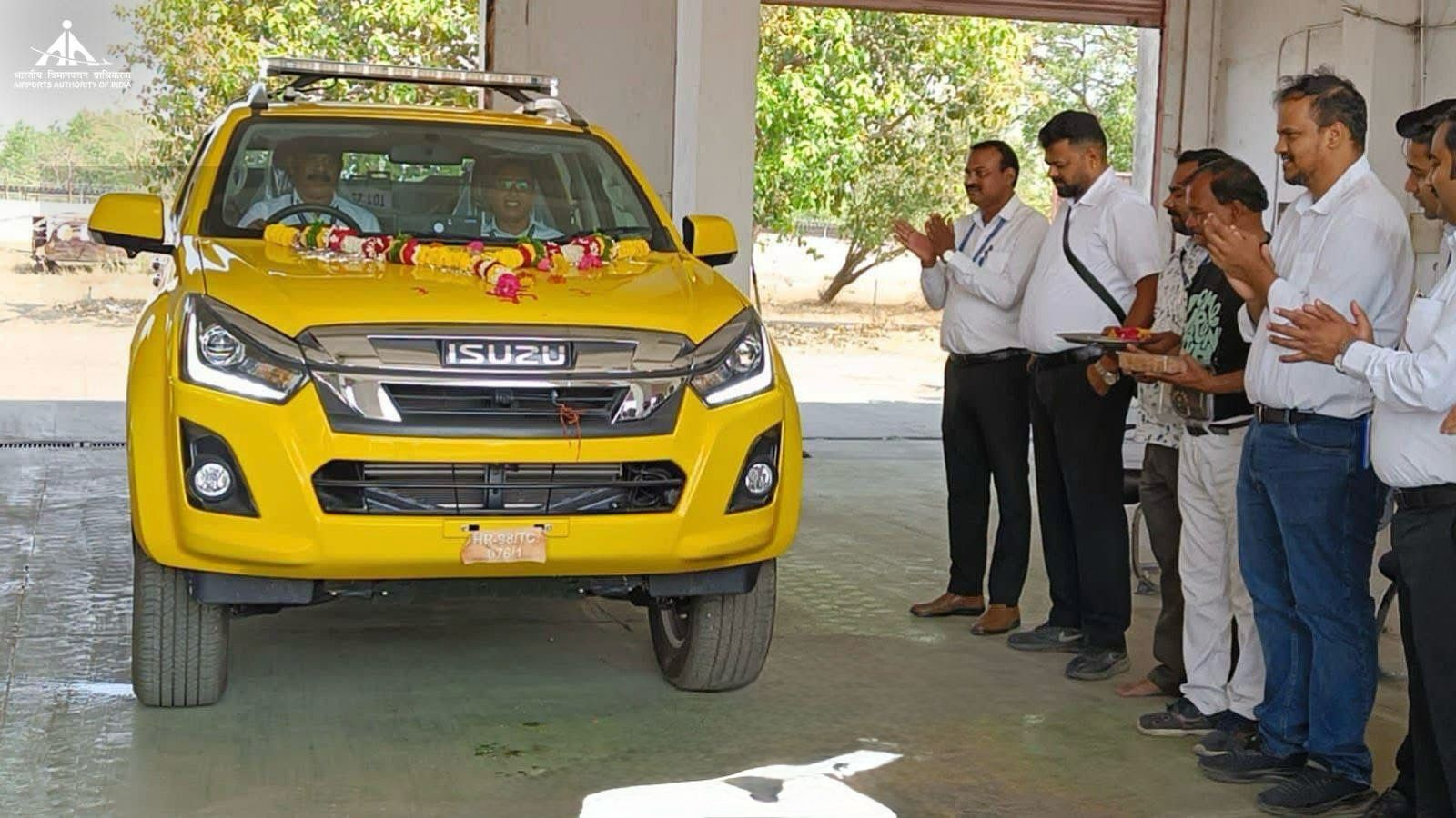 Read more about the article इंदौर एयरपोर्ट पर पहली बार हुआ स्वदेशी ‘फ्रिक्शन रनवे टेस्टिंग मशीन’ का इस्तेमाल, अब बोइंग 777 जैसे बड़े विमान भी इंदौर में उतर सकेंगे; 25 करोड़ की मरम्मत और हाईटेक मशीन से अपग्रेड हुआ इंदौर एयरपोर्ट